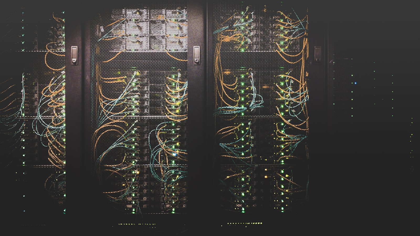 Gabinetes de servidores con cableado y luces de actividad