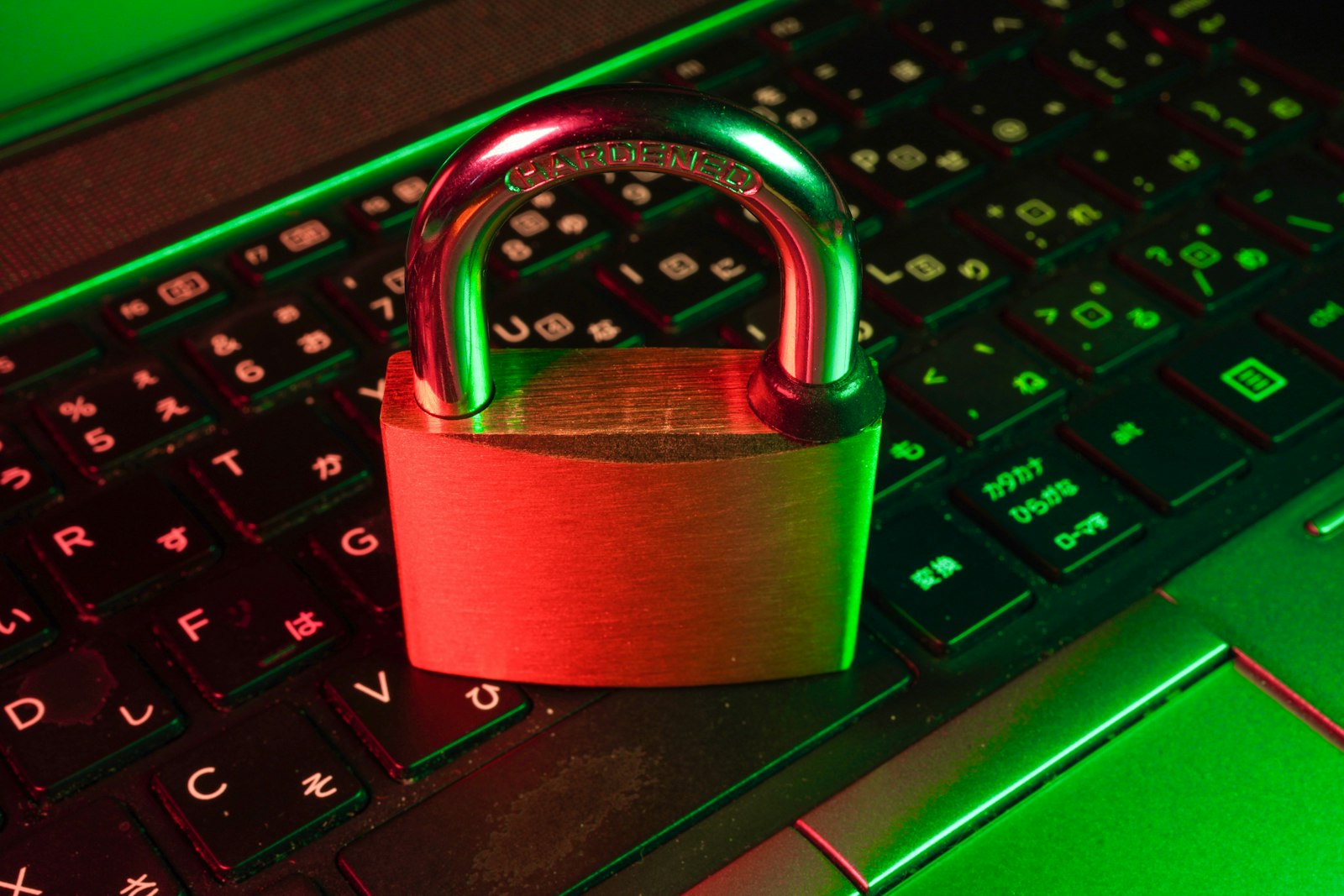 Candado sobre un teclado de computadora, símbolo de la protección informática